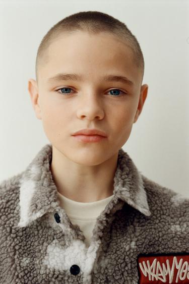 Zara NATKOŠULJA OD UMJETNOG JANJEĆEG RUNA S APLIKACIJAMA TIE DYE UZORKA – Smeđa