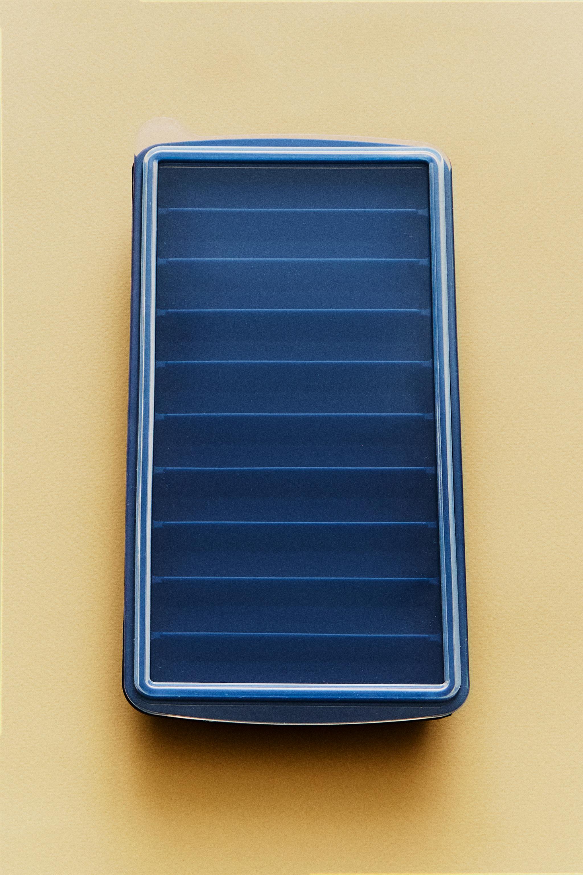 RECTANGULAR SILICONE ICE TRAY - 10 ICE CUBES — Bluish