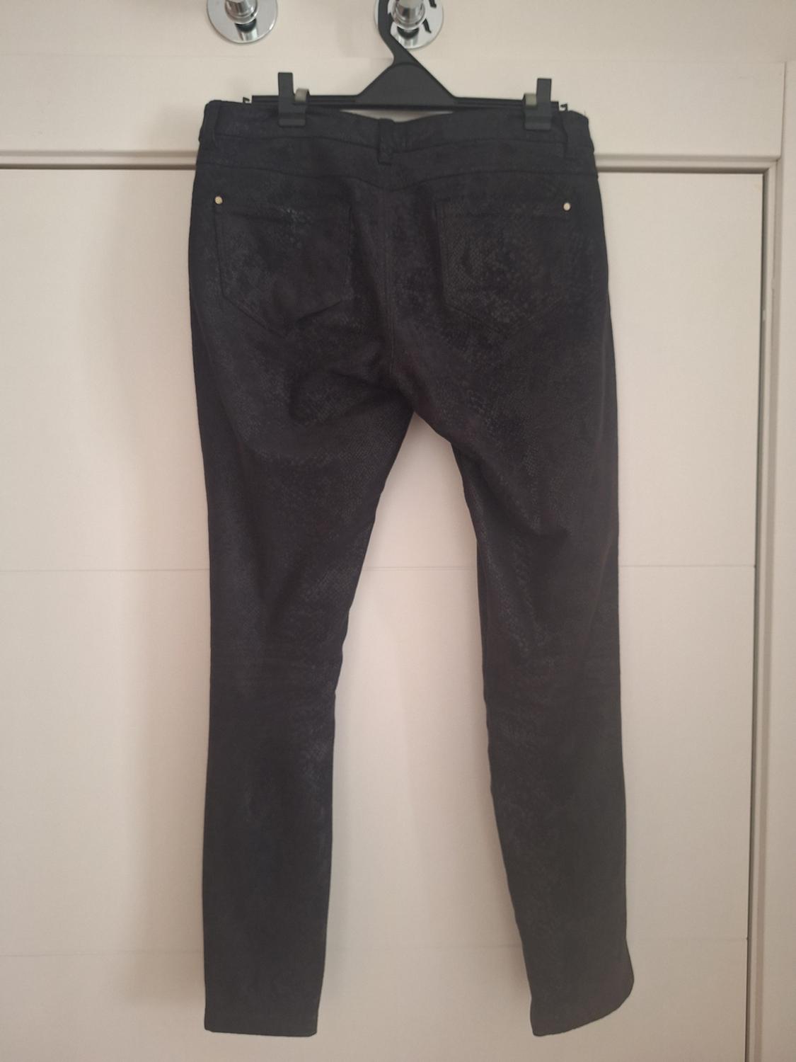 PANTALONES PITILLO NEGROS ESTAMPADO SERPIENTE - Image 2
