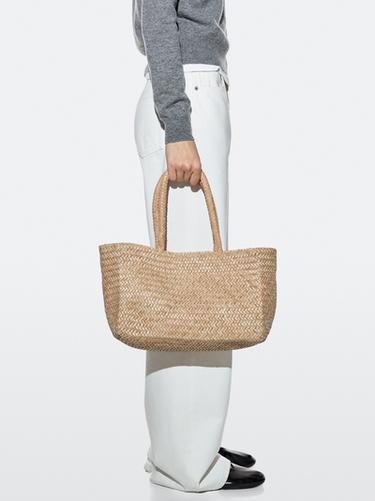 Bolso mediano tote trenzado piel napa - Crudo de Zara