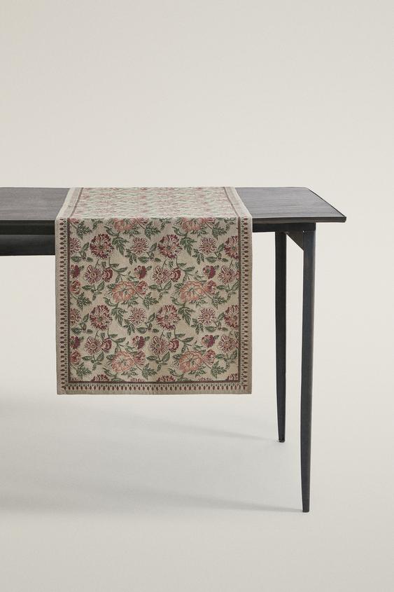 Zaras BLOMMIG BORDSLÖPARE - Mörkt rosaaktig - Bild 0