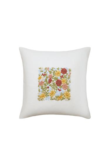 CUSHION COVER WITH FLORAL EMBROIDERY - أبيض مكسور الخاص بـ Zara
