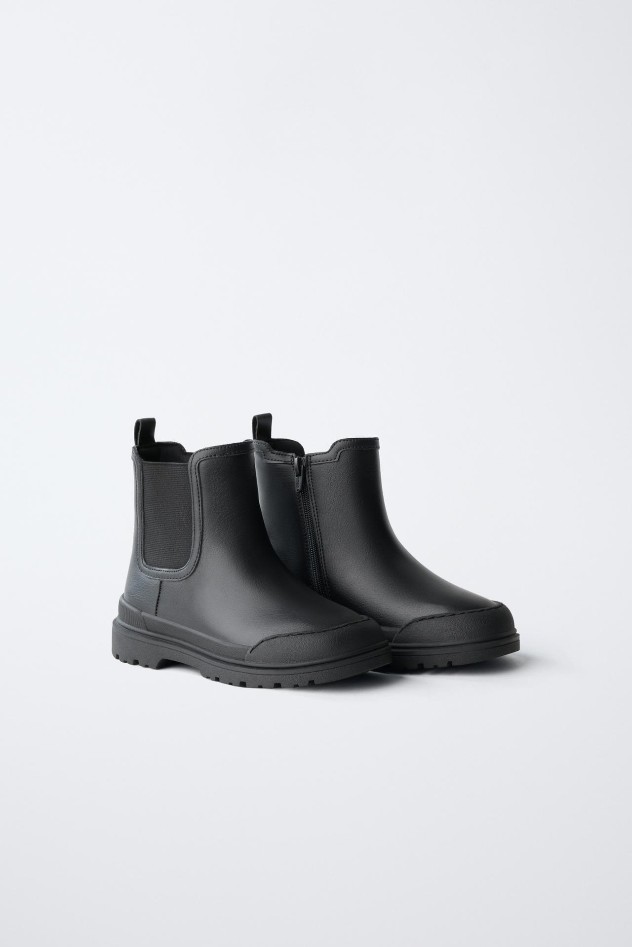 CHELSEA BOOTS — Black