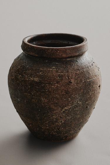 AARDEWERKEN VAAS MET TEXTUUR - DONKERBRUIN van Zara