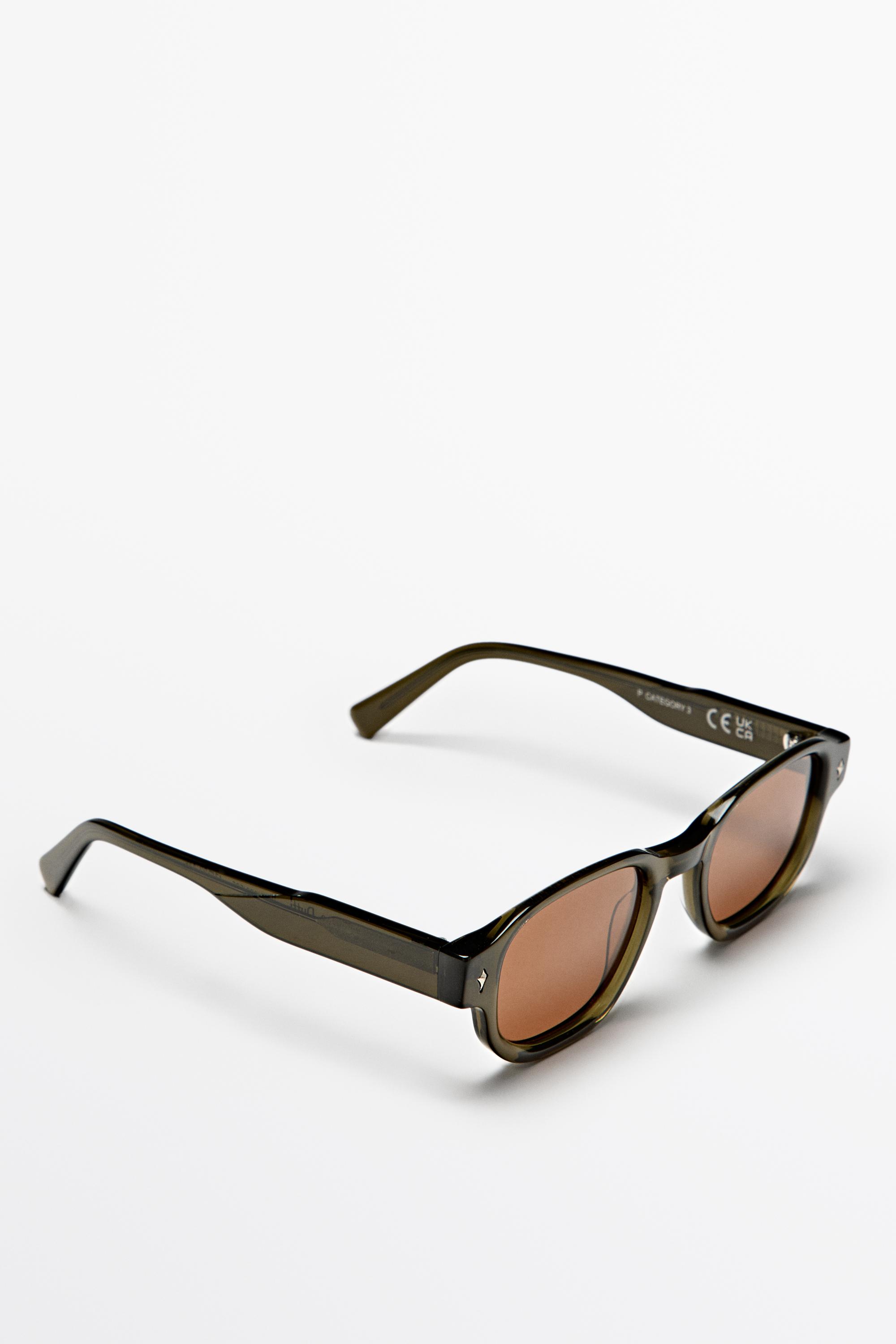Lunettes de soleil géométriques