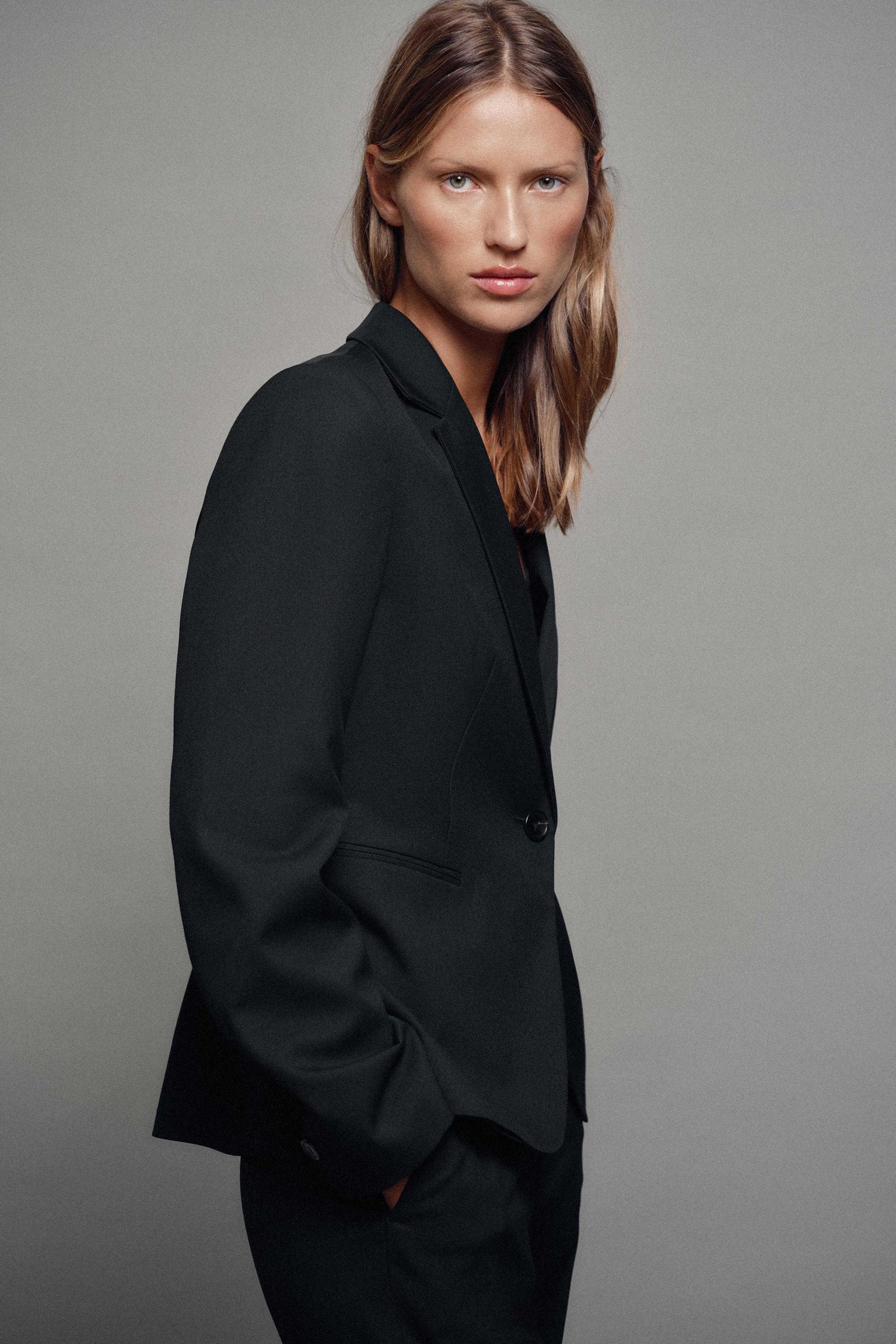 FITTED SHOULDER-PAD BLAZER