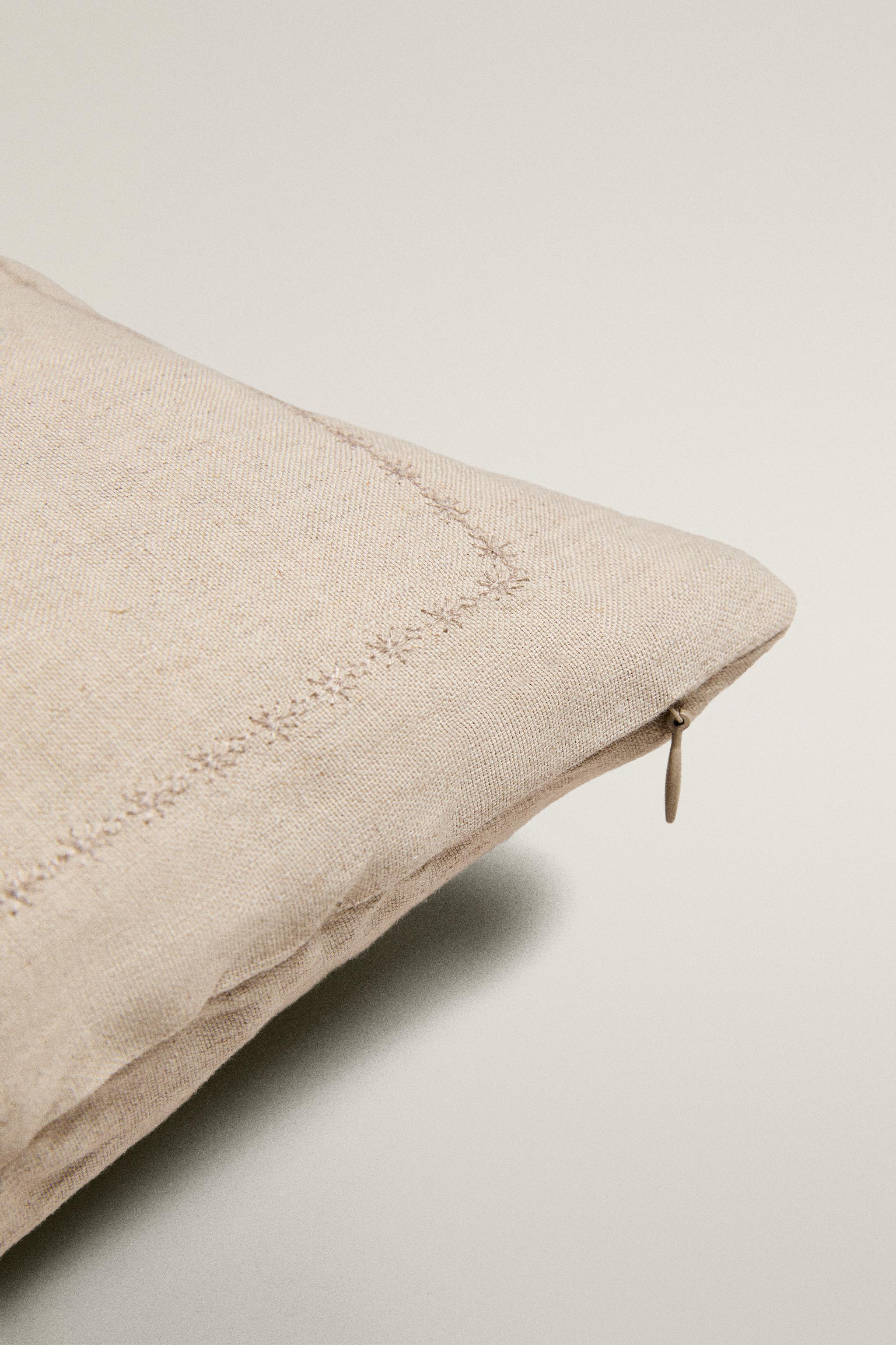 PADDED LINEN CUSHION COVER FOR QUILTS WITH DOTS