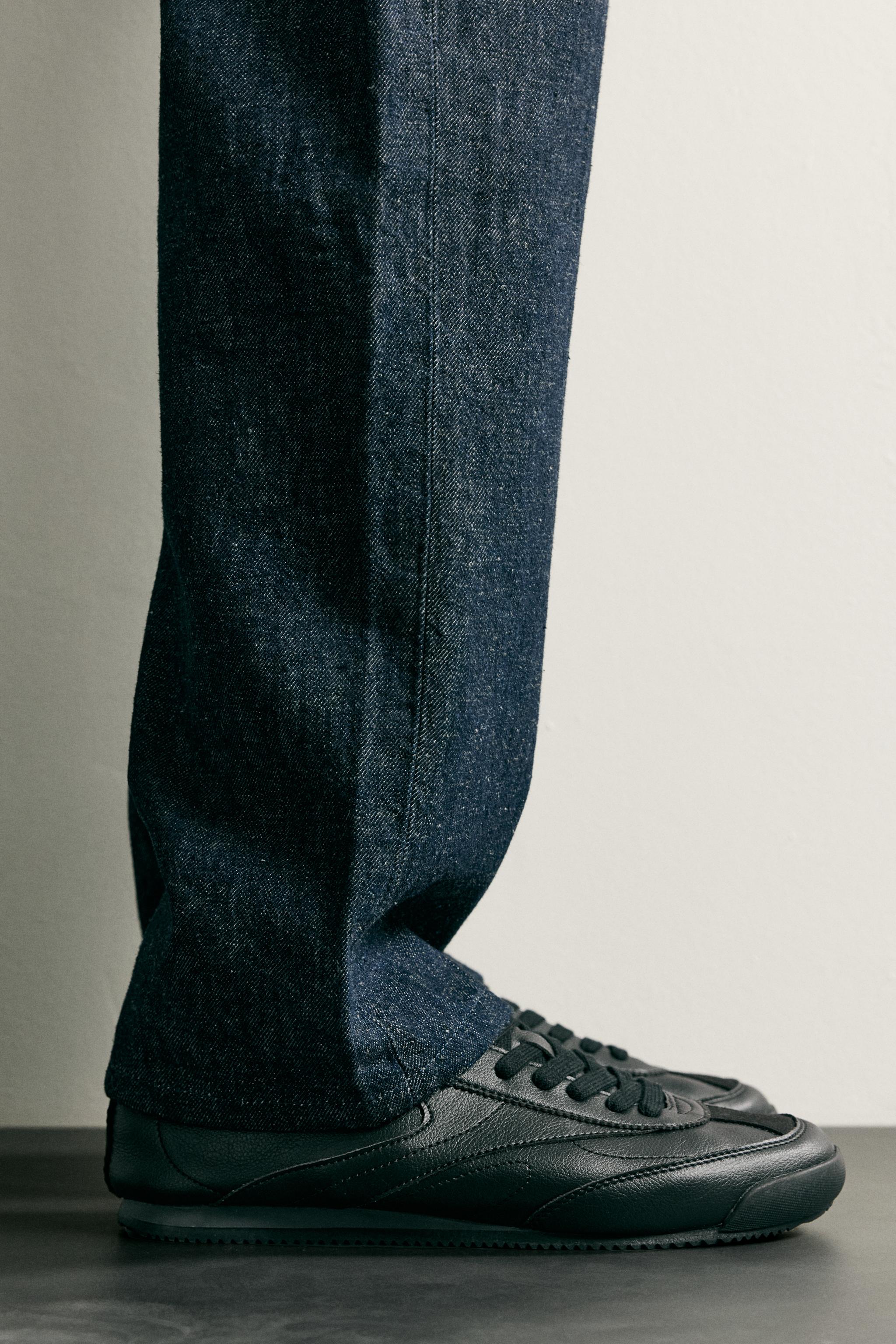 RETRO-STYLE SNEAKERS