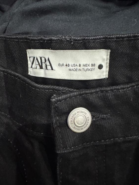 Zara black trousers label, sizes EUR 40, USA 8, MEX 30, made in Turkey. Metal button with "Zara Woman" text.