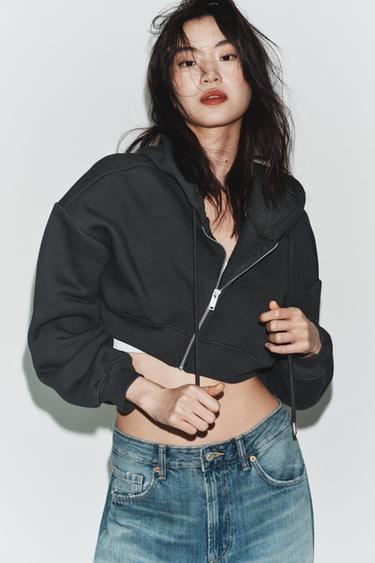 سويت شيرت CROPPED بغطاء رأس - رمادي الخاص بـ Zara