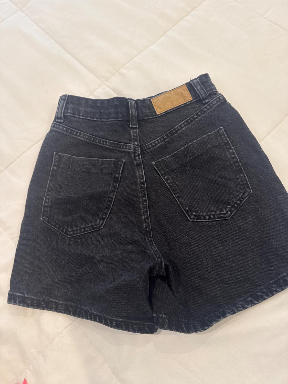 BUTTON FLY BLACK DENIM SHORTS - Image 3