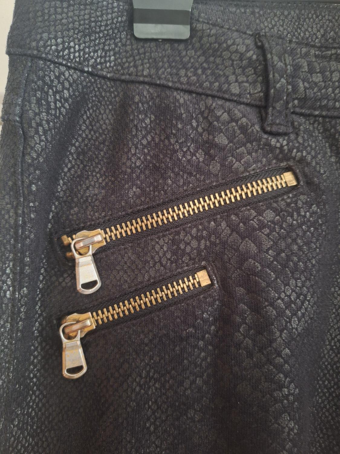 PANTALONES PITILLO NEGROS ESTAMPADO SERPIENTE - Image 3