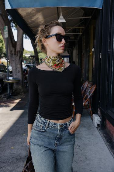 MAJICA Z OVALNIM IZREZOM - Črna od Zare