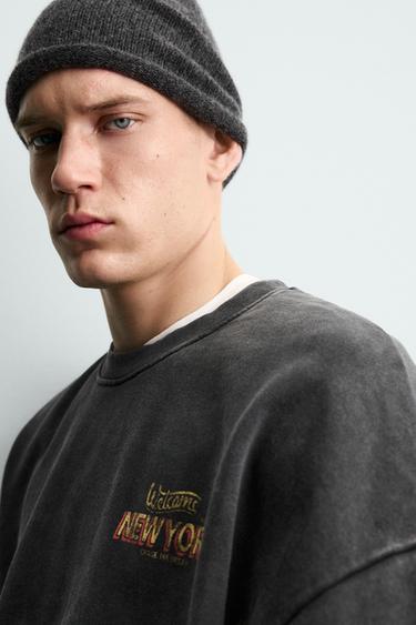 BLUZË HOODIE E ZBARDHUR TEKST ME STAMPIM - Gri e errët nga Zara