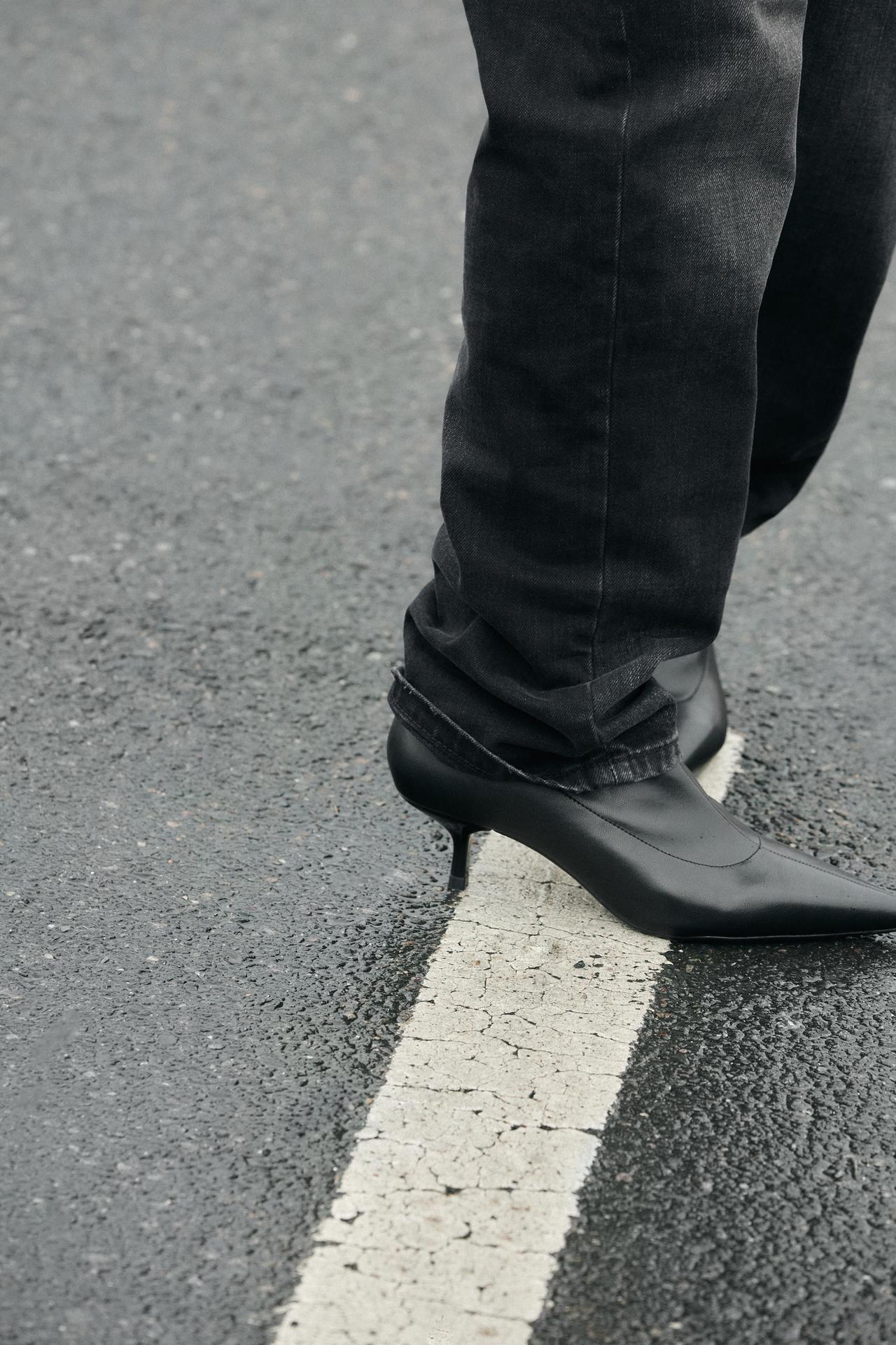 STRETCH KITTEN BOOTIES — Black