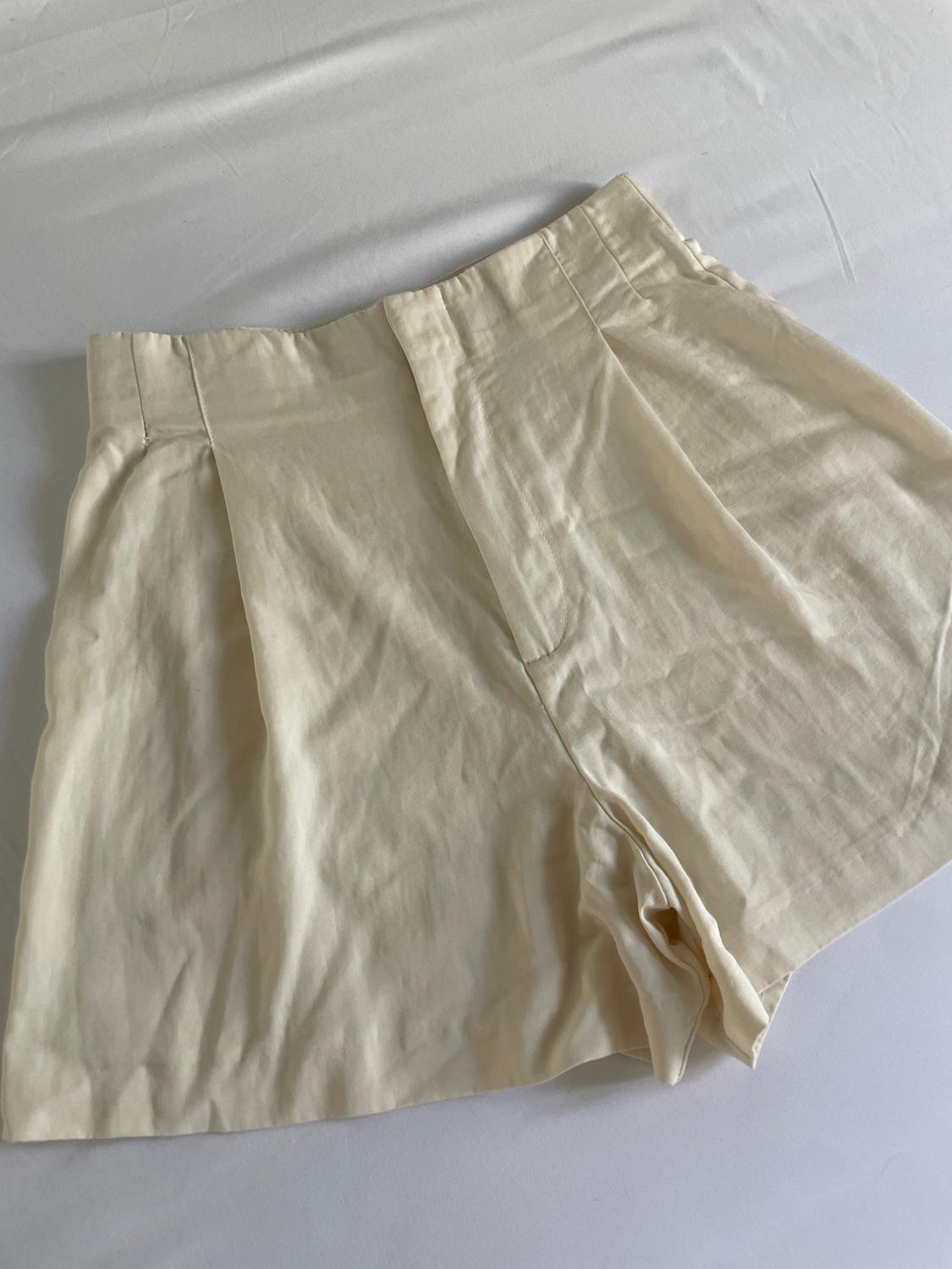 BERMUDA PLIEGUES COLOR CREMA - Image 2