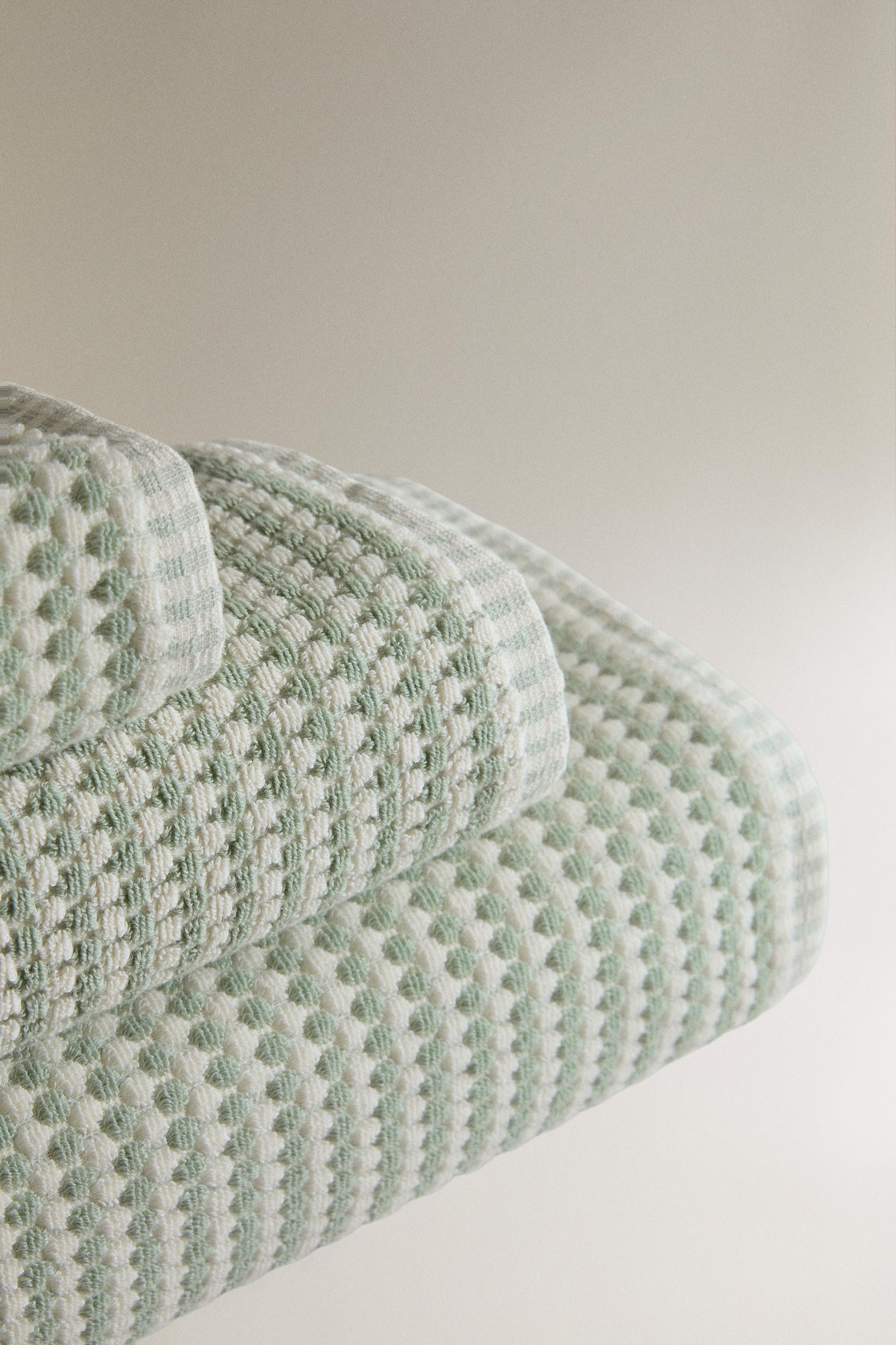 TEXTURED COTTON BATH TOWEL — Sea green