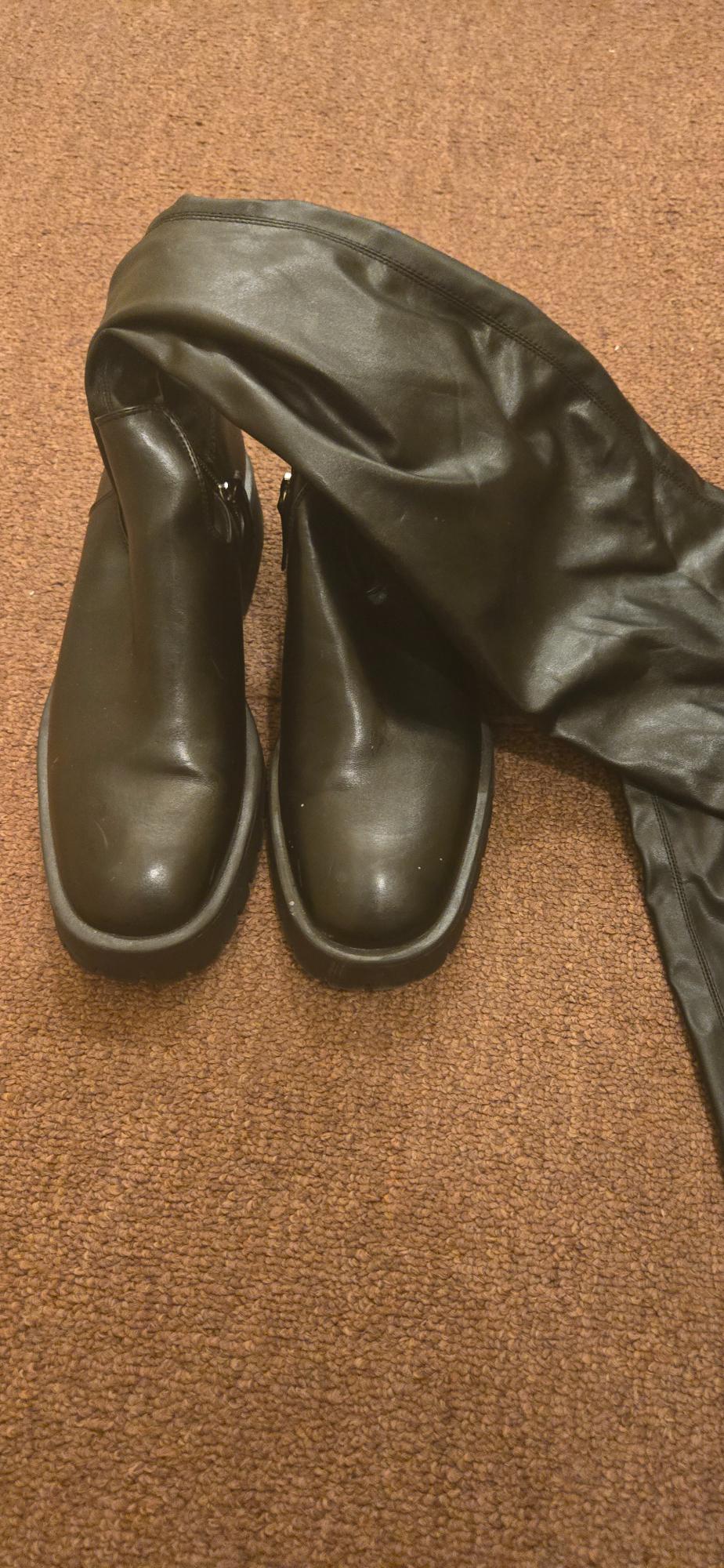 FLAT OVER THE KNEE BOOT NWOT HAS A SCRATCH THAT IS A SPOT ON THE FRONT PLEASE VIEW IMAGES - Image 4