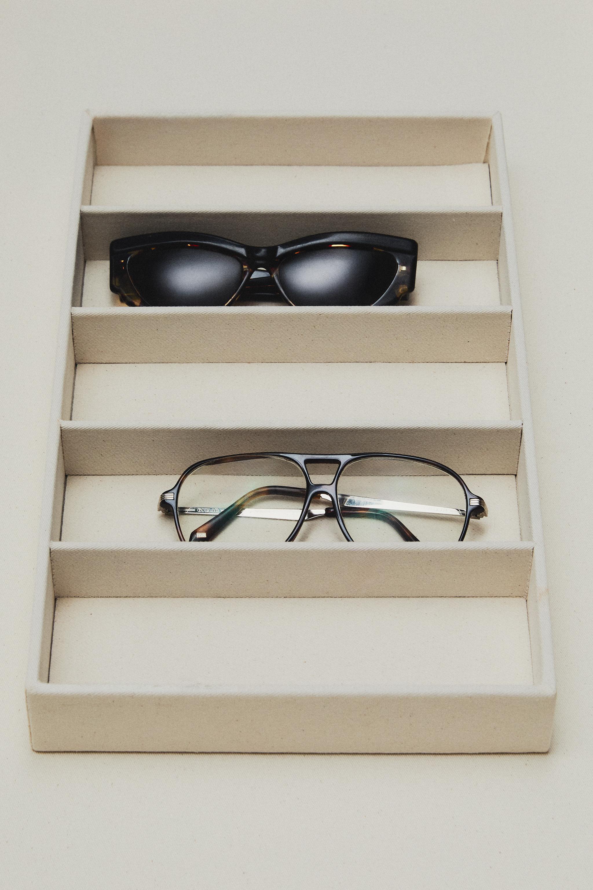 GLASSES ORGANIZATION BOX