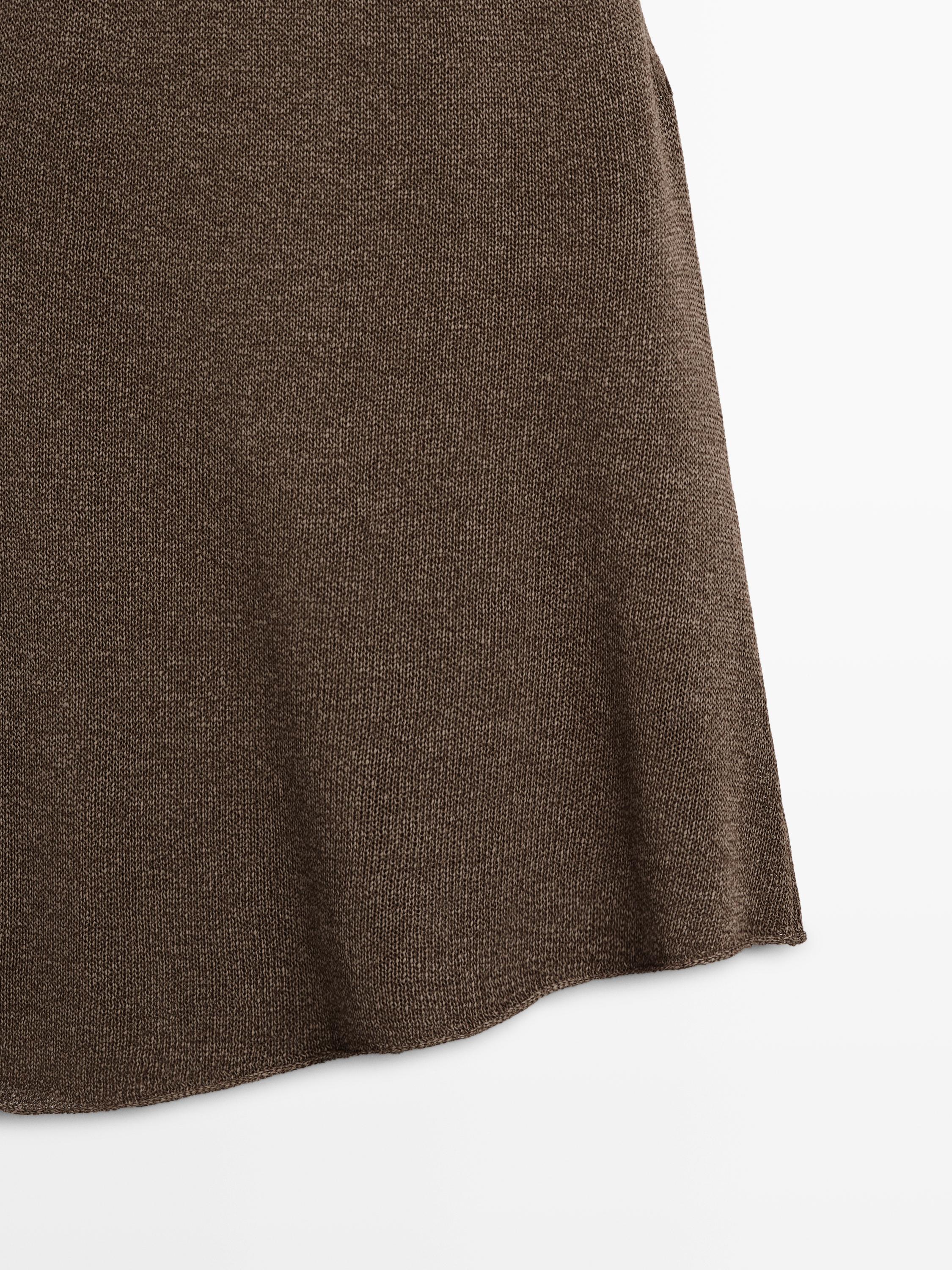 Total look asymmetric halter knit top