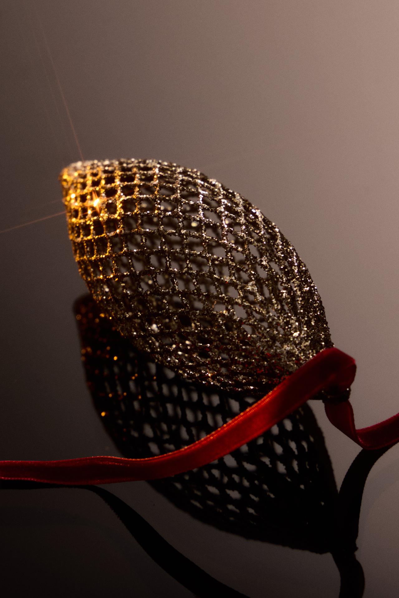 ELONGATED MESH CHRISTMAS TREE ORNAMENT — Golden