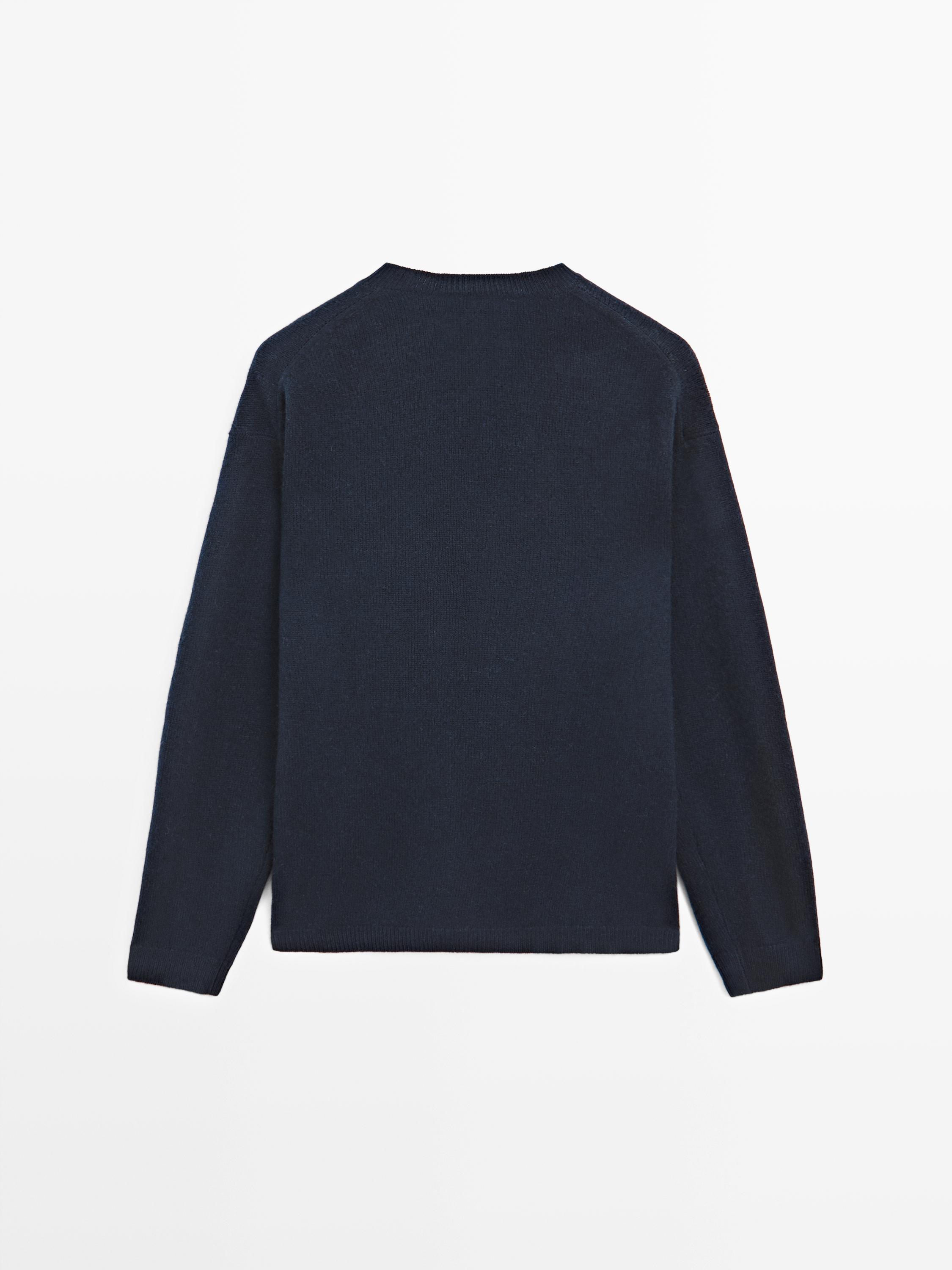 Oversize V-neck knit sweater