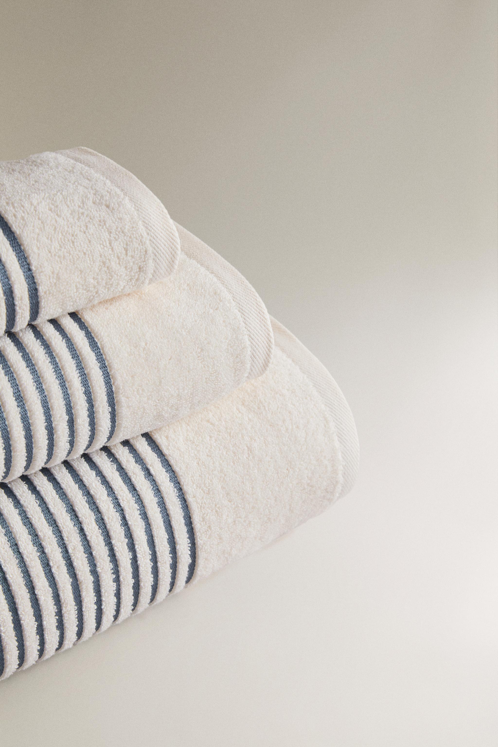 COTTON BATH TOWEL WITH STRIPED BORDER — Dusty blue
