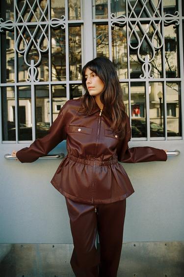 CHAQUETA EFECTO PIEL CINTURA ELÁSTICA - Granate de Zara