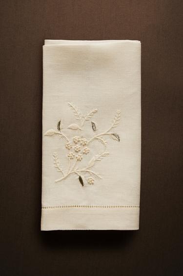 PACK OF LINEN CHRISTMAS NAPKINS WITH FLORAL EMBROIDERY (PACK OF 2) - Ecru by Zara