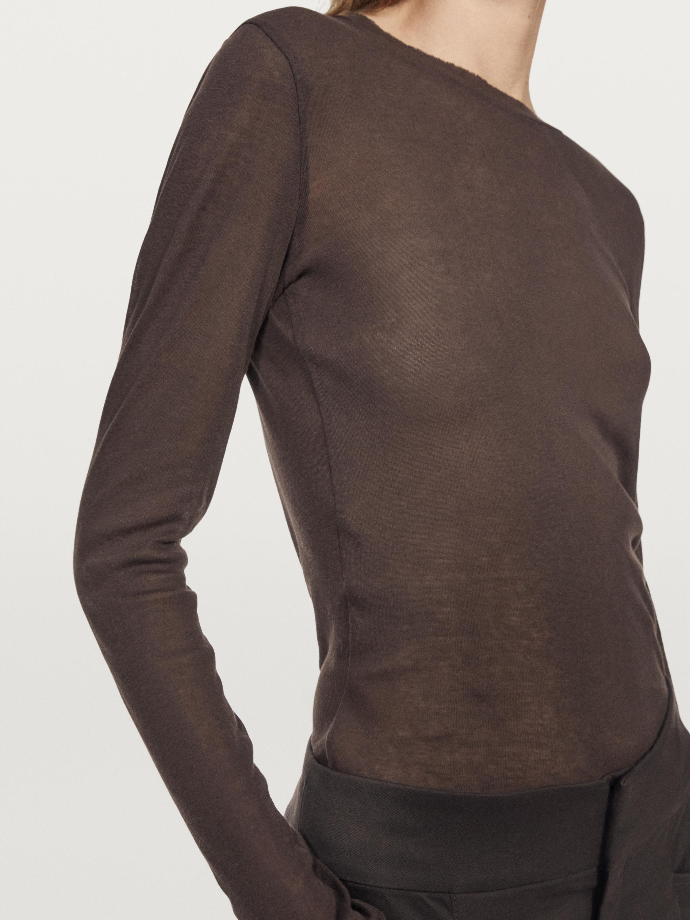 100% cotton T-shirt with neckline detail