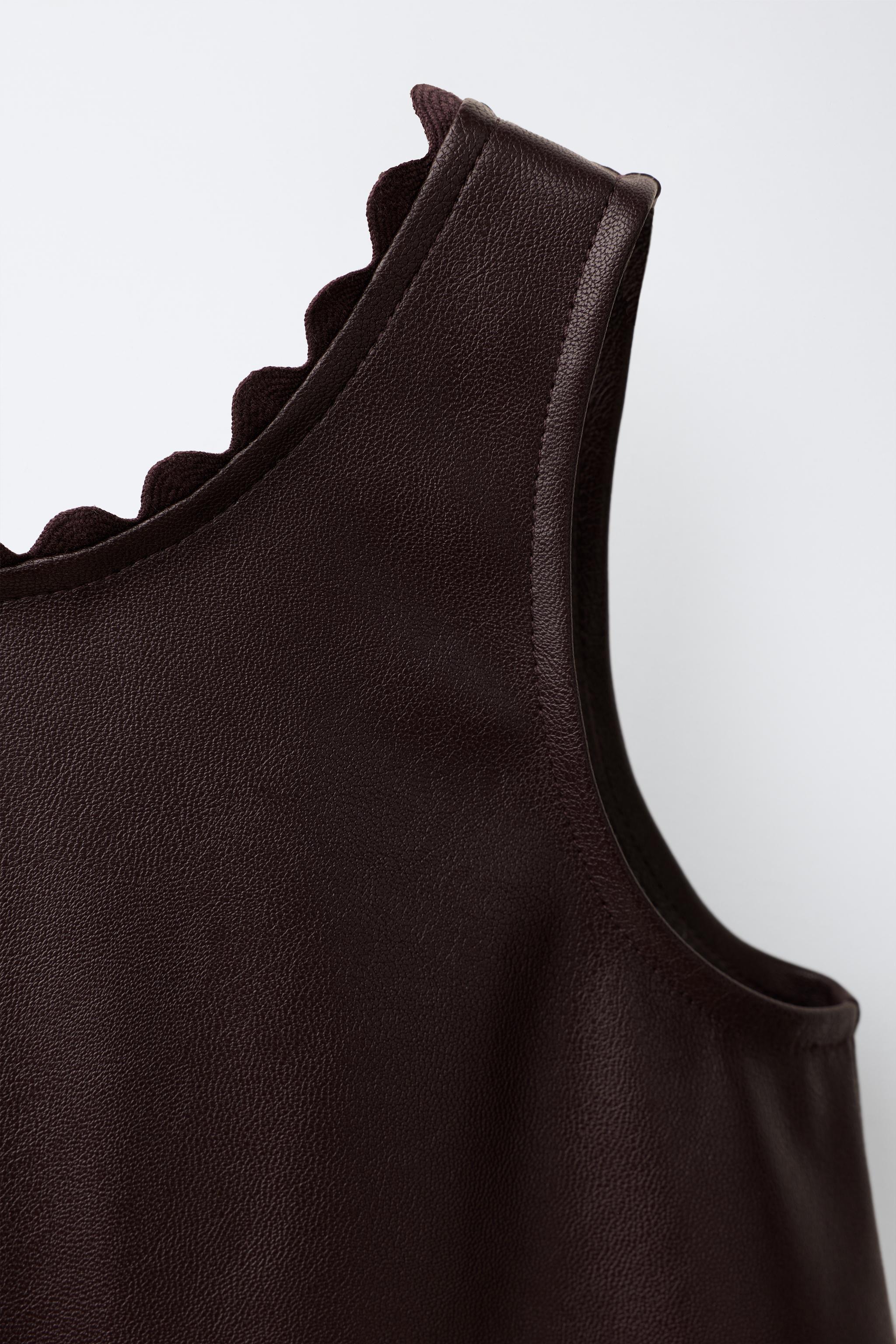 ROBE-SALOPETTE MATIÈRE SYNTHÉTIQUE ONDULÉE