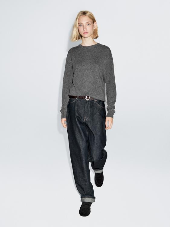 Cashmere knit sweater with a crew neck