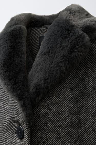 MANTEAU À CHEVRONS AVEC COL EFFET FOURRURE - Noir / Écru de Zara - Image 4