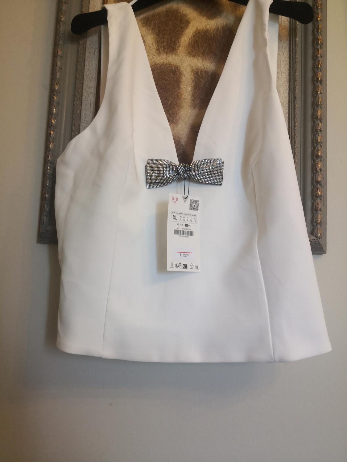 TOP WITH RHINESTONE BOW