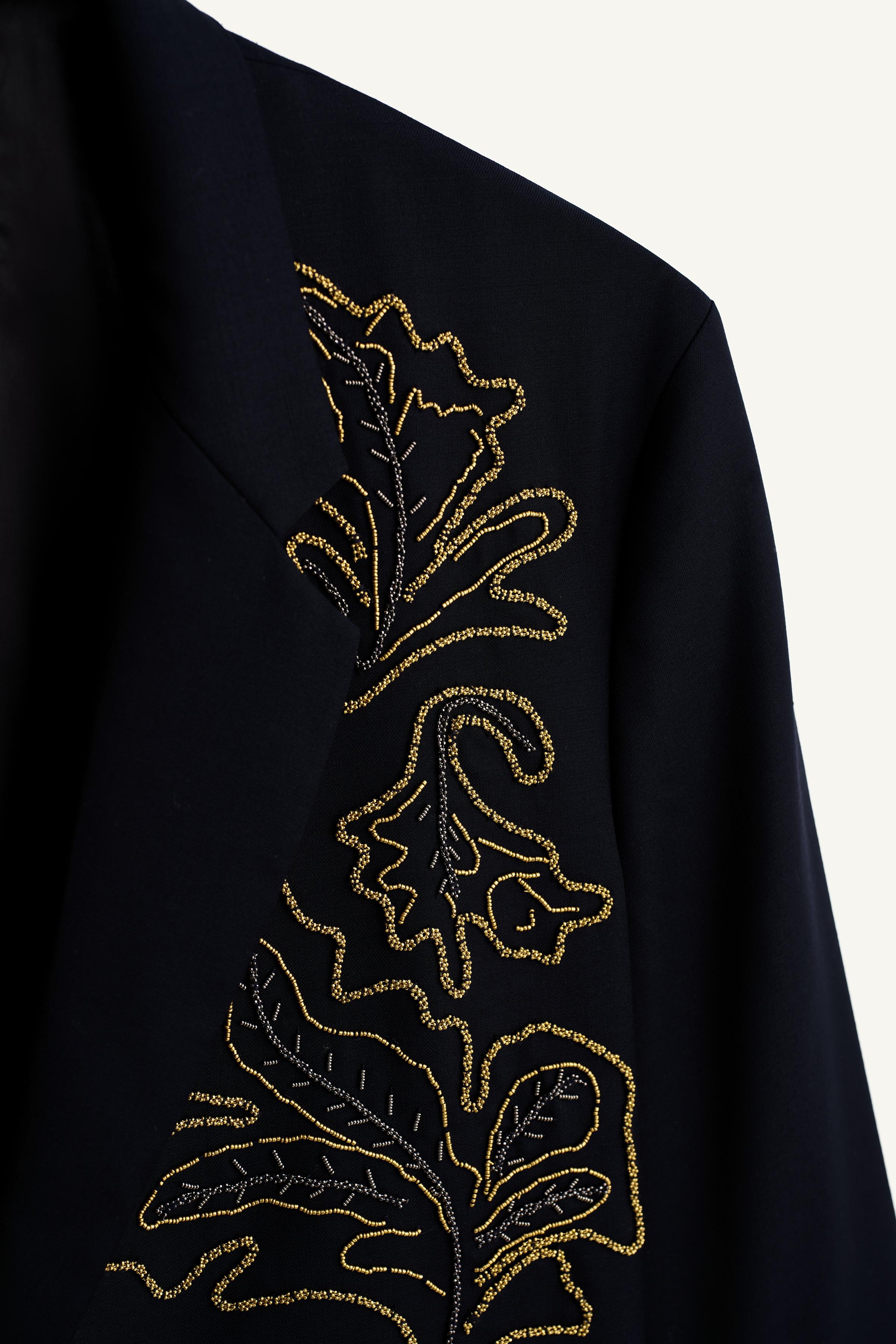 RELAXED FIT CONTRAST EMBROIDERED BLAZER