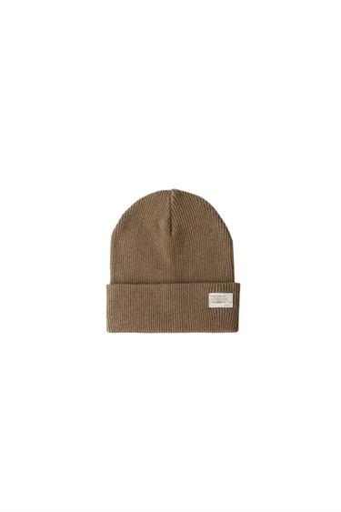 RIBBED KNIT BEANIE WITH LABEL - camel by Zara