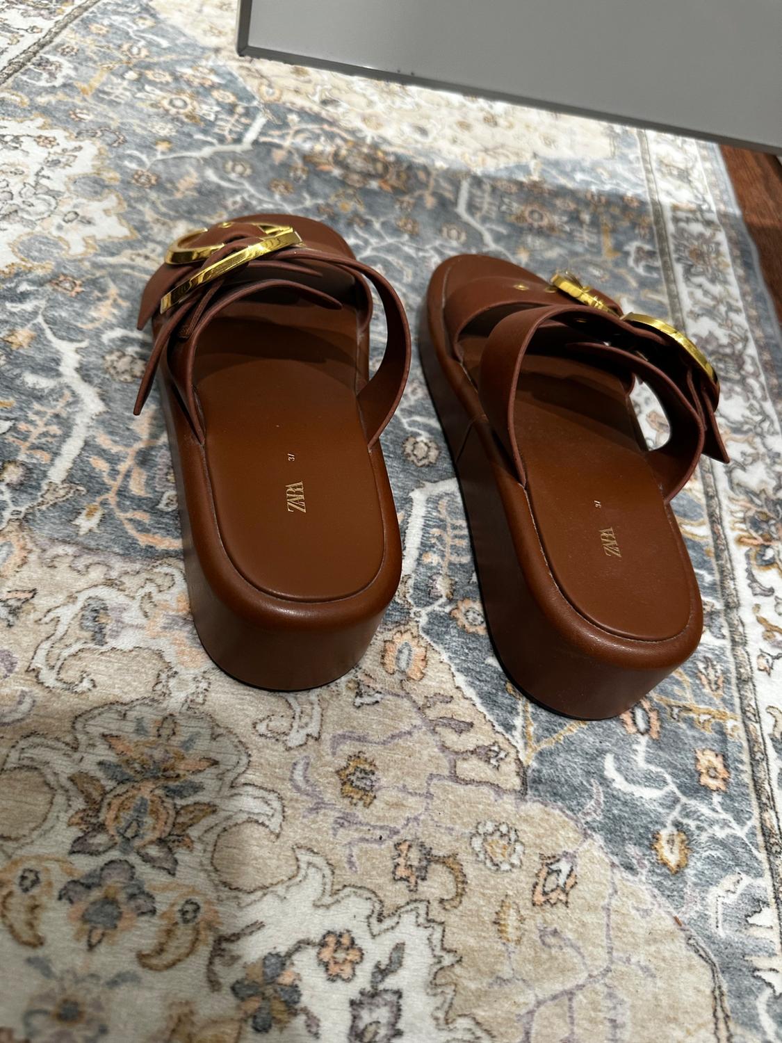 BUCKLE BROWN LEATHER SANDAL - Image 2