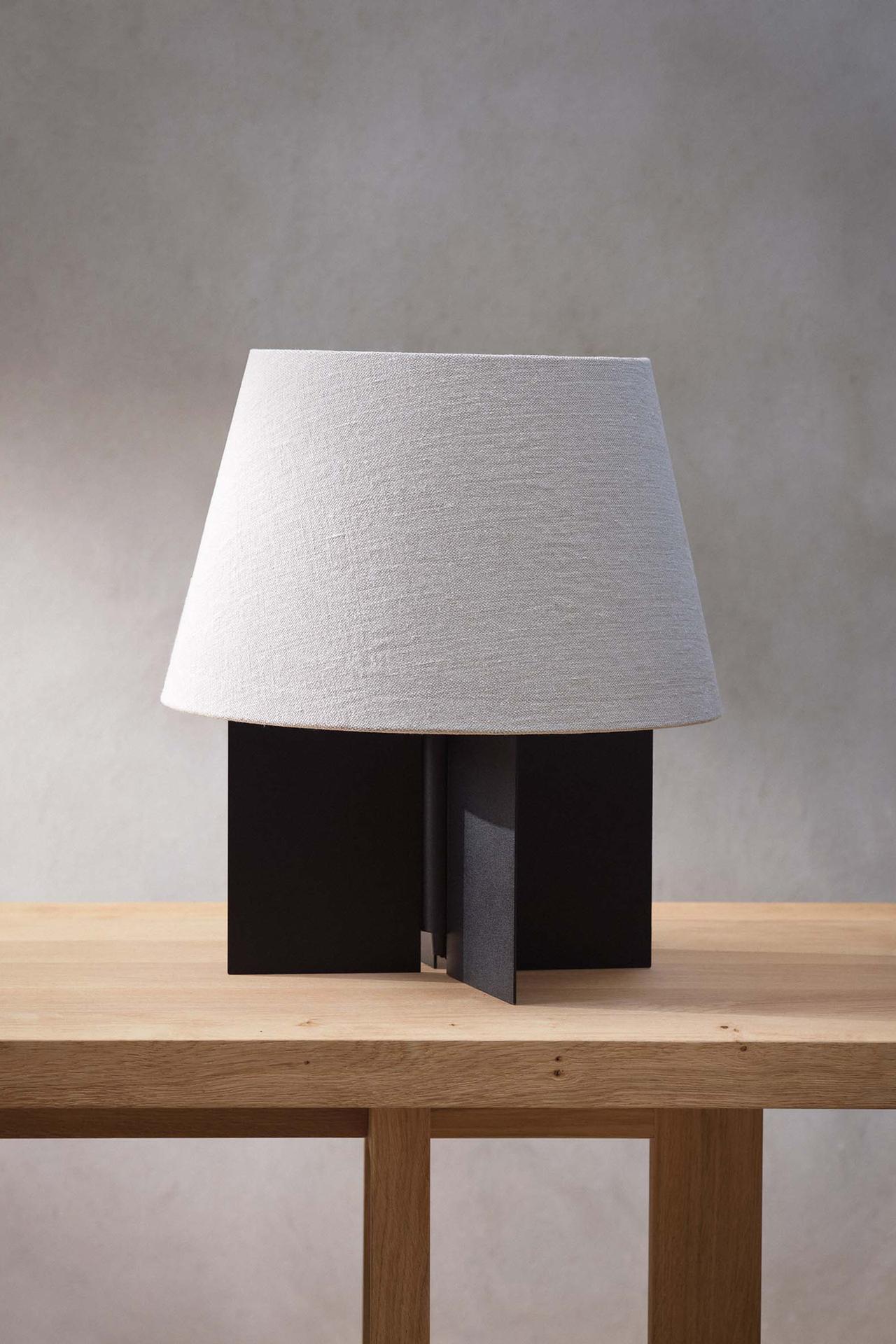 TABLE LAMP 01 — Black