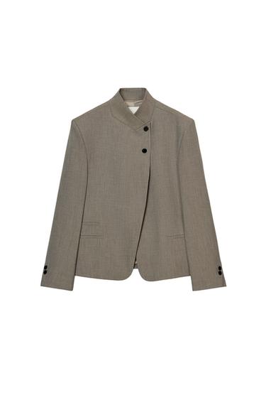 Μπροστινή όψη πέτρινου blazer με όρθιο γιακά, μακριά μανίκια, τσέπες με ρέλι και μπροστινό κλείσιμο με μαύρα κουμπιά.
