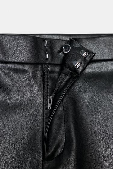 PANTALÓN EFECTO PIEL FLARE - Negro de Zara