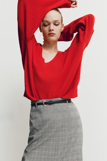 JERSEY PUNTO ESCOTE PRONUNCIADO - Rojo de Zara