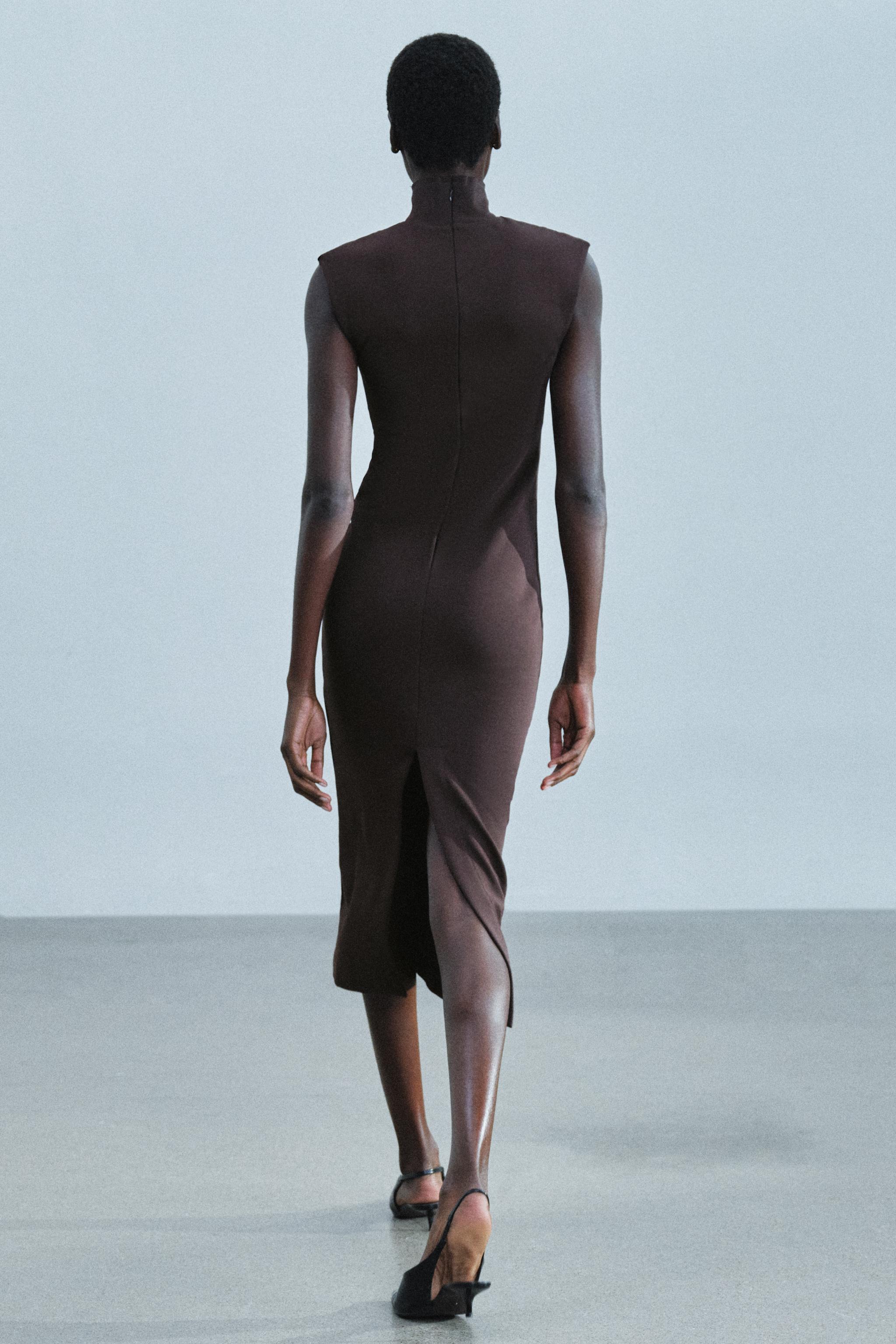 ROBE MI-LONGUE À COL MONTANT