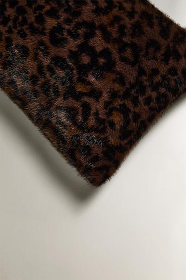 HOUSSE DE COUSSIN IMITATION FOURRURE ANIMAL PRINT - Marron foncé de Zara - Image 1