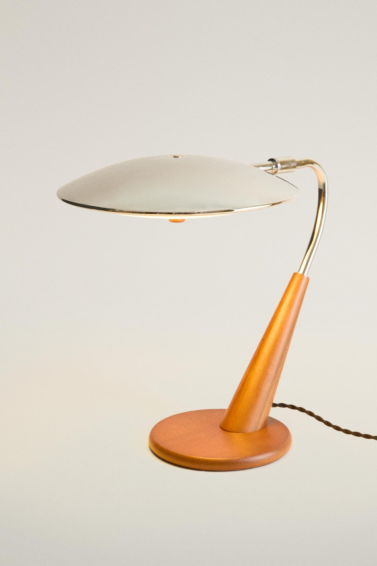 WOOD AND METAL TABLE LAMP — P