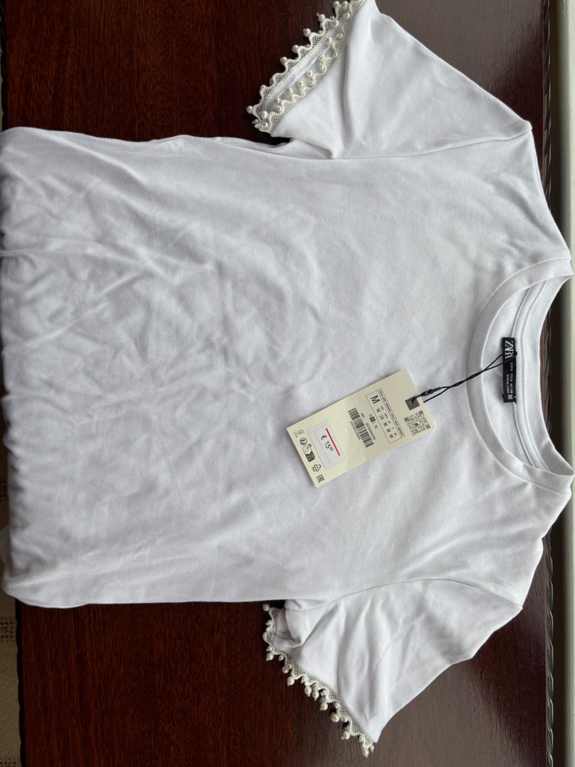 T-SHIRT WITH FAUX PEARLS SLEEVES - Image 3
