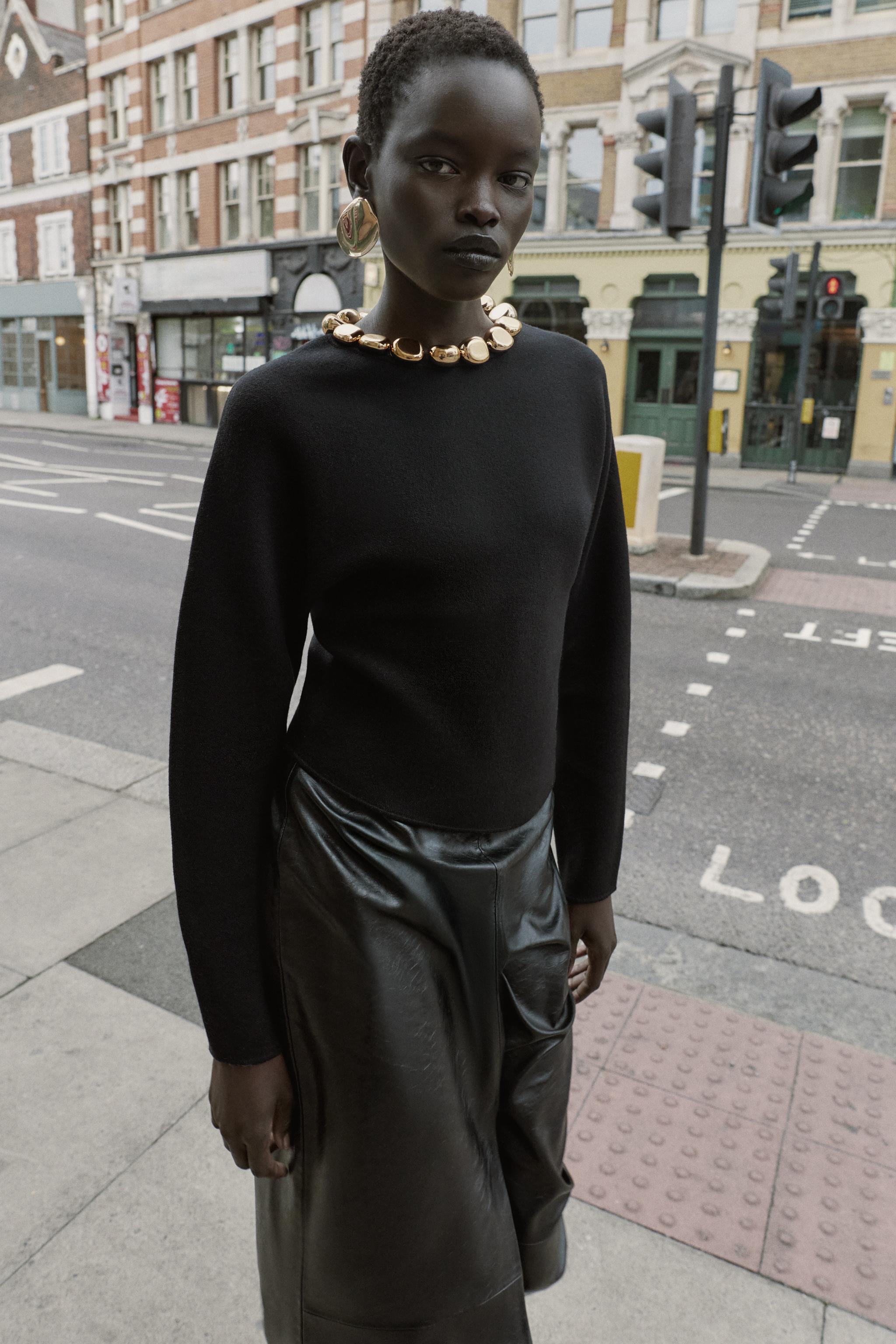 PULL EN MAILLE À BOULES AU COL