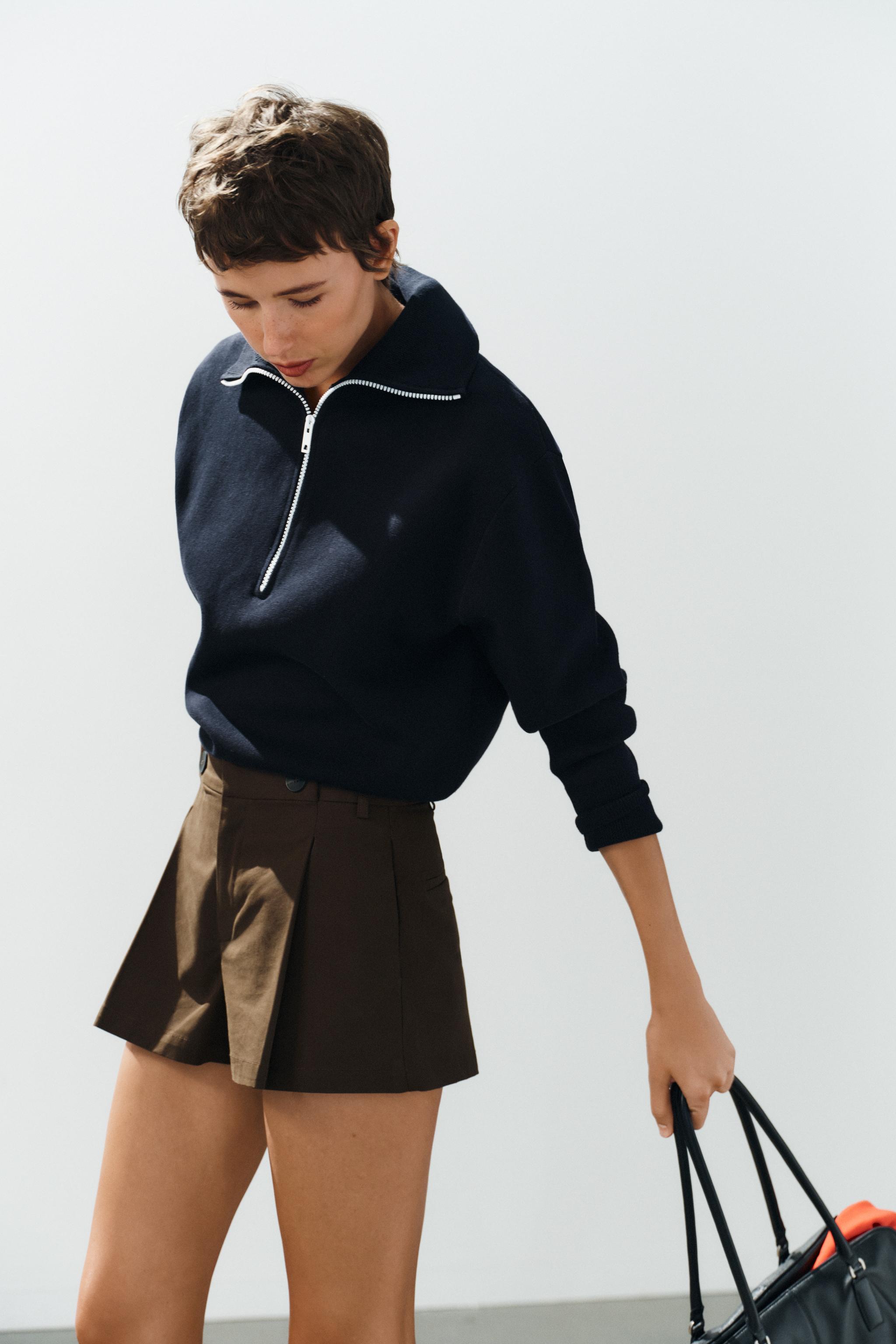 PLEATED BUTTON SHORTS — Brown