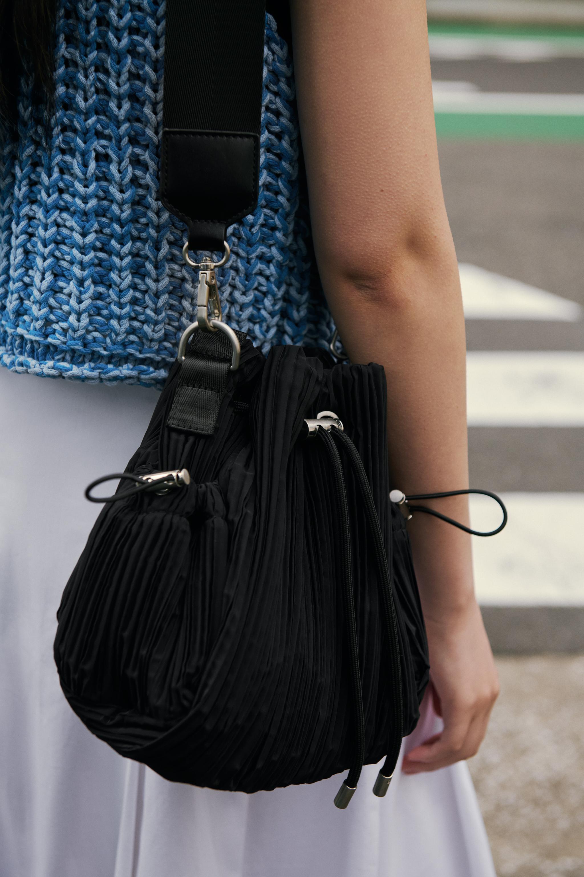 タグ付き新品★ZARAのプリーツ巾着バッグ★ブラック色★完売商品 3,4回使用】ZARA ザラ ナイロン巾着バッグ ショルダーバッグ