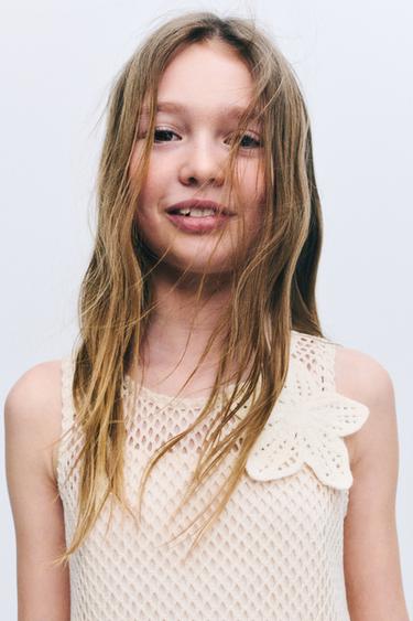 CAMISETA RED APLIQUE FLORES - Crudo de Zara