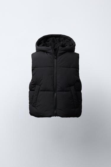 СТЕГАНЫЙ ЖИЛЕТ С КАПЮШОНОМ — ЧЕРНЫЙ от Zara